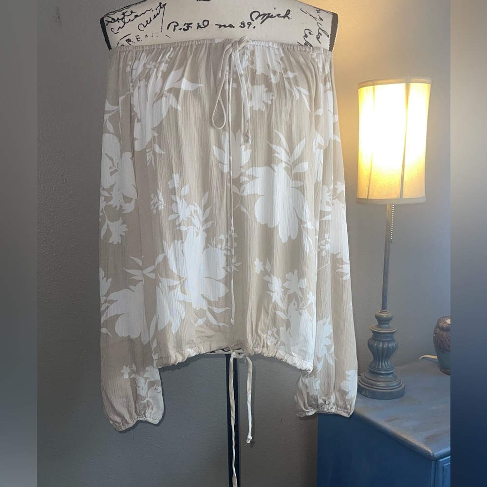 🔥🔥Sale-NEW- Only ONE LEFT - Beautiful off the shoulder Blouse in a light Beige - Picture 12 of 16